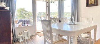 美しい湖のそばの牧歌的な家