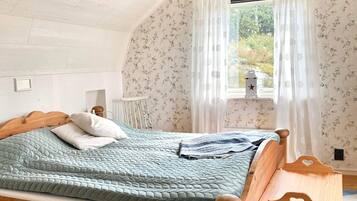 4 bedrooms, desk, iron/ironing board, free WiFi