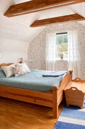 4 bedrooms, desk, iron/ironing board, free WiFi