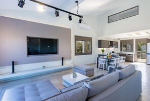 Smart-tv, tafelvoetbal en een tafeltennistafel