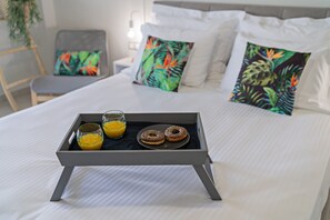 5 slaapkamers, geluiddichte muren, een strijkplank/strijkijzer, wifi