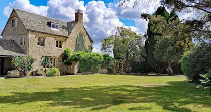 Hermosa Cotswolds Farm House con características de época, un impresionante jardín, cerca del Alto Támesis, cerca de varios pueblos bonitos.