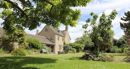 Belle ferme des Cotswolds avec des éléments d'époque, un magnifique jardin, prÚs de la Tamise supérieure, prÚs de plusieurs jolis villages.