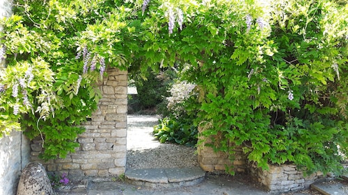 Kaunis Cotswoldsin maalaistalo, jossa on kauden ominaisuuksia, upea puutarha, lähellä Ylä-Thamesia, lähellä useita kauniita kyliä.