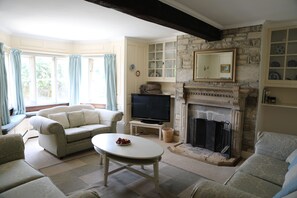 Smart TV, fireplace, DVD player, table football - Beautiful Cotswolds farm house with period features and a beautiful garden. (Clanfield)