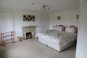 5 bedrooms, iron/ironing board, free WiFi, bed sheets