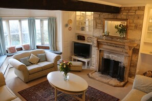 Smart TV, chimenea, reproductor de DVD y futbolito 