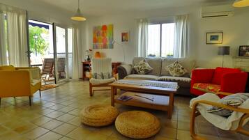 Een televisie en een open haard