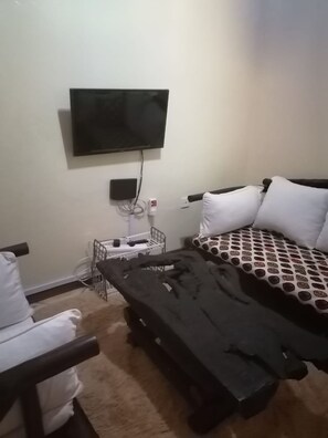 Apartamento, 2 habitaciones | Sala de estar | Televisión de pantalla plana de 32 pulgadas con canales por cable