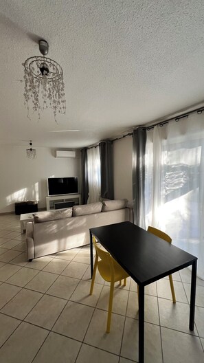 Departamento, patio, planta baja (No 02) | Área de sala de estar | Televisión de pantalla plana 
