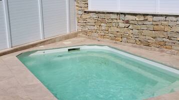 Kolam renang outdoor musiman, dengan kursi berjemur