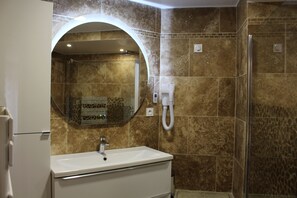 Deluxe-Suite, Poolzugang, Erdgeschoss (Patio, No 27) | Badezimmer | Haartrockner, Seife, Shampoo, Toilettenpapier