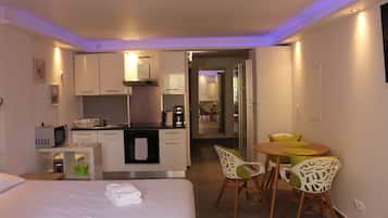 Deluxe Suite (No 26A) | 3 bedrooms, soundproofing, iron/ironing board, free WiFi