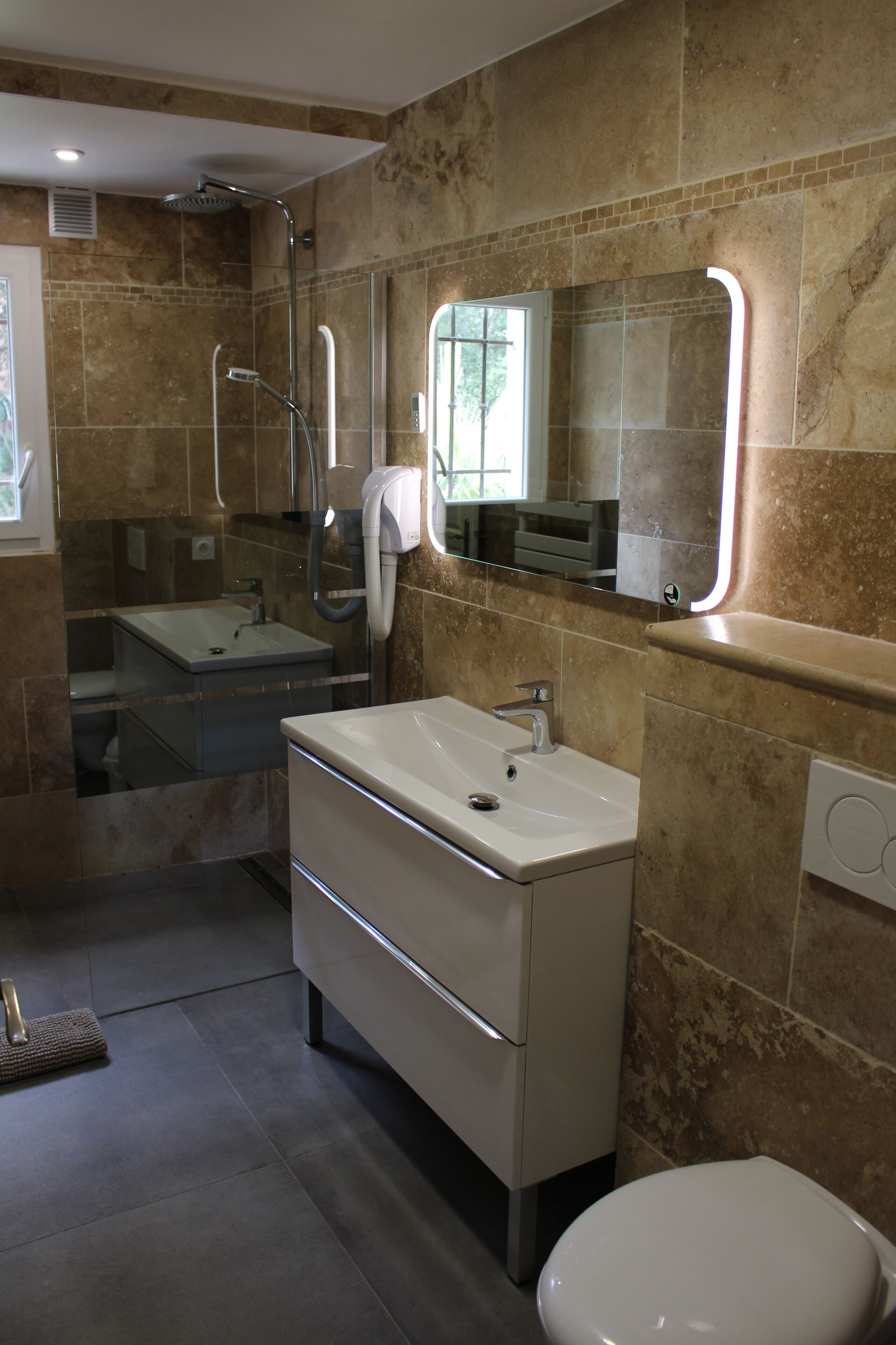 Appartement Duplex, accès piscine (No 06) | Salle de bain | Sèche-cheveux, savon, shampoing, papier toilette