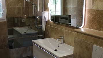 Duplex, Pool Access (No 06) | Bathroom