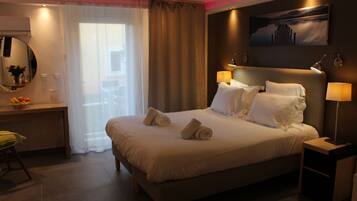 Suite Deluks (No 26A) | 3 kamar tidur, ruang kerja ramah laptop, dan kedap suara