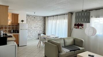 Apartemen, kolam renang pribadi, lantai dasar (Patio, No 01) | Area keluarga | TV layar datar