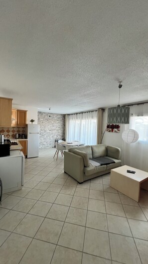 Apartment, Private Pool, Ground Floor (Patio, No 01) | Living area