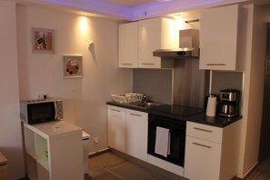 Deluxe Suite (No 26A) | Private kitchen | Fridge, microwave, stovetop, coffee/tea maker