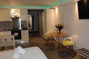 Deluxe Suite (No 26A) | Laptop workspace, soundproofing, iron/ironing board, free WiFi