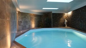 A swimming pool with stone walls and recessed lighting. - Residence les jardins de Natallia (La Seyne-sur-Mer)
