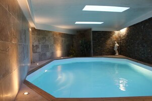 Piscine extérieure (ouverte en saison), chaises longues