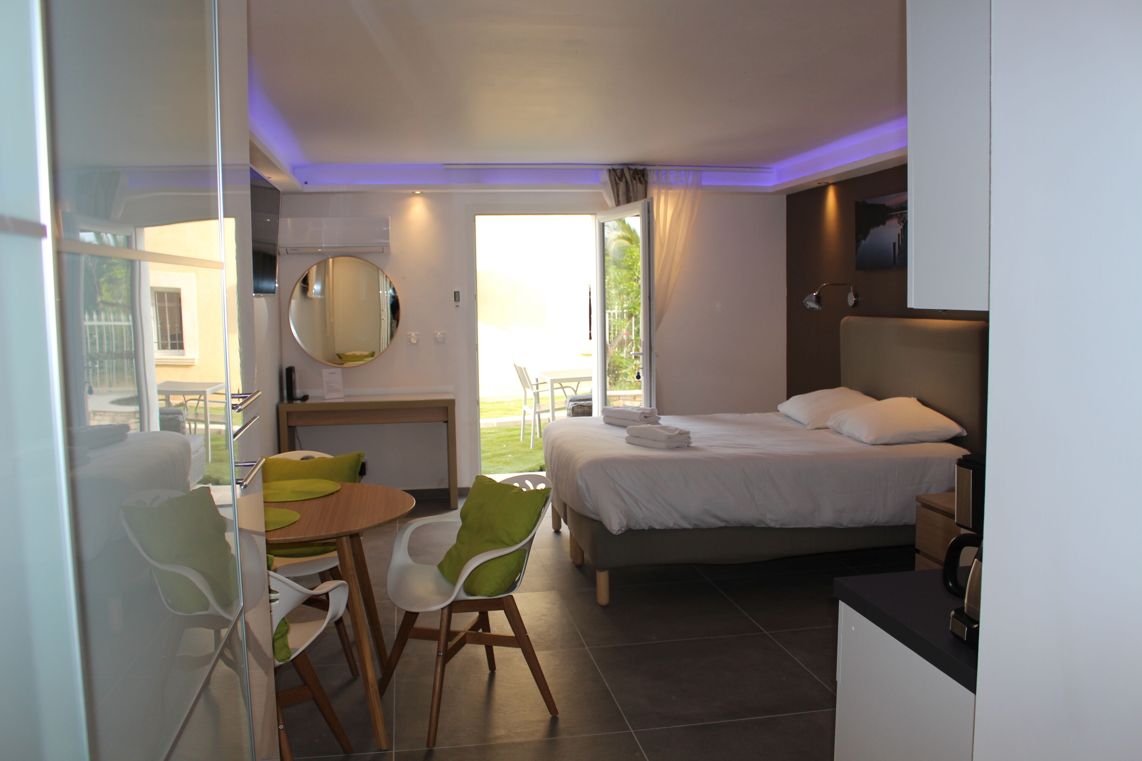 Deluxe Suite (No 26A) | Laptop workspace, soundproofing, iron/ironing board, free WiFi