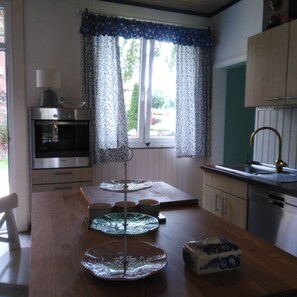 Fridge, oven, stovetop, dishwasher