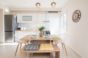 Deluxe appartement | Privékeuken | Een koelkast met diepvriezer, een oven, een vaatwasser, een kinderstoel