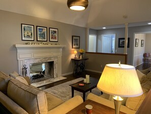 Smart TV, caminetto, videogiochi, lettore DVD