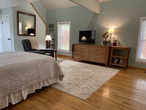 4 bedrooms, desk, iron/ironing board, free WiFi