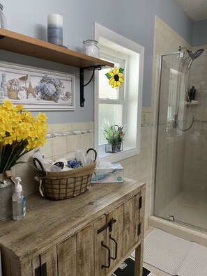 Combined shower/tub, jetted tub, hair dryer, towels - Bring your large family or group to our Augusta home! (Augusta)
