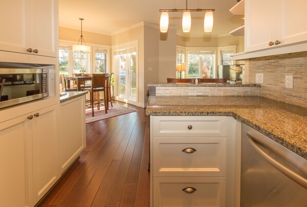 ثلاجة، ميكروويف، فرن، موقد طهي مسطح