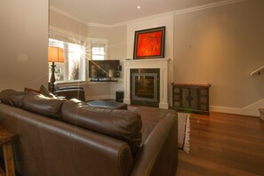 تلفزيون، مدفأة، مكتبة موسيقى، ستيريو