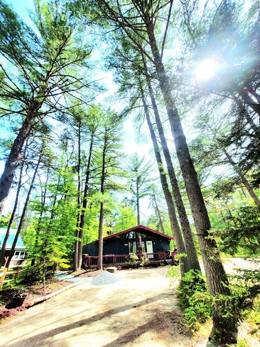 All season vacation rental steps to Moores pond. Great for family  sun and fun