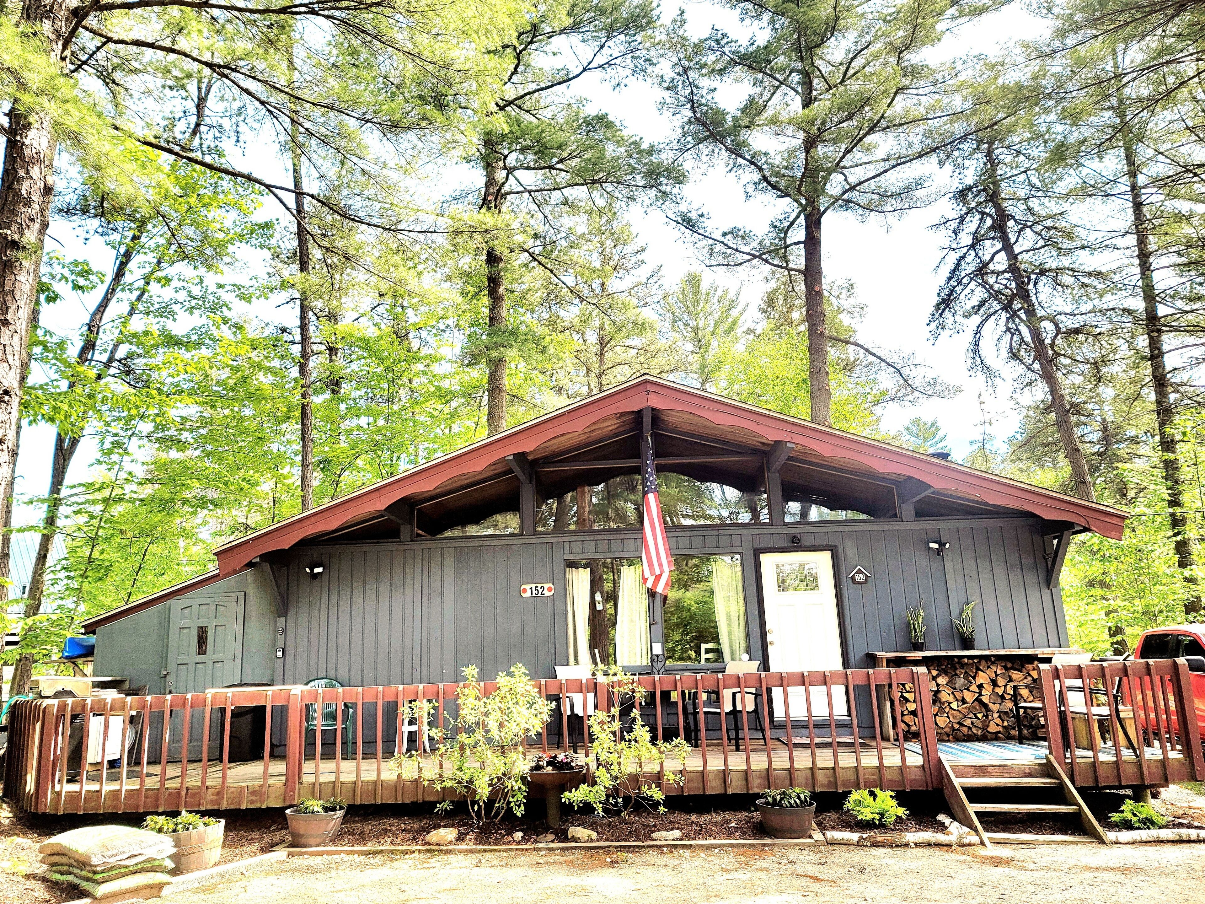 All season vacation rental steps to Moores pond. Great for family  sun and fun