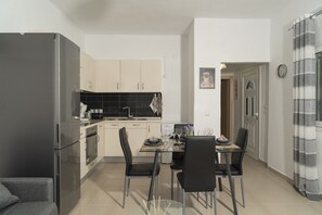 Apartment | Eigene Küche | Kühlschrank, Ofen, Herdplatte, Wasserkocher mit Kaffee-/Teezubehör