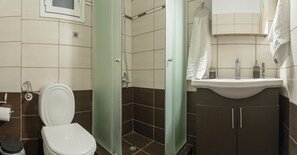 Apartment | Bathroom | Shower, free toiletries, hair dryer, towels