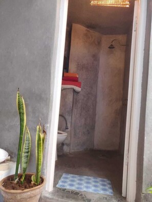Apartamento, 1 quarto, terraço | Comodidades do banheiro | Chuveiro, chuveiro com efeito de chuva, toalhas de banho, sabonete