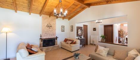 Flat-screen TV, fireplace