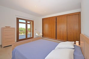 4 makuuhuonetta, tallelokero huoneessa, silitysrauta/-lauta