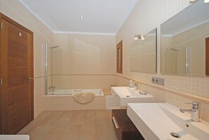 Dusche, Haartrockner, Handtücher