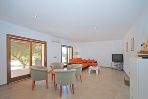 Tv, dvd-afspiller, bordtennisbord