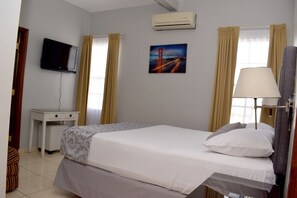 Kamar Single, 1 Tempat Tidur Queen, pemandangan gunung | Wi-Fi gratis dan seprai linen