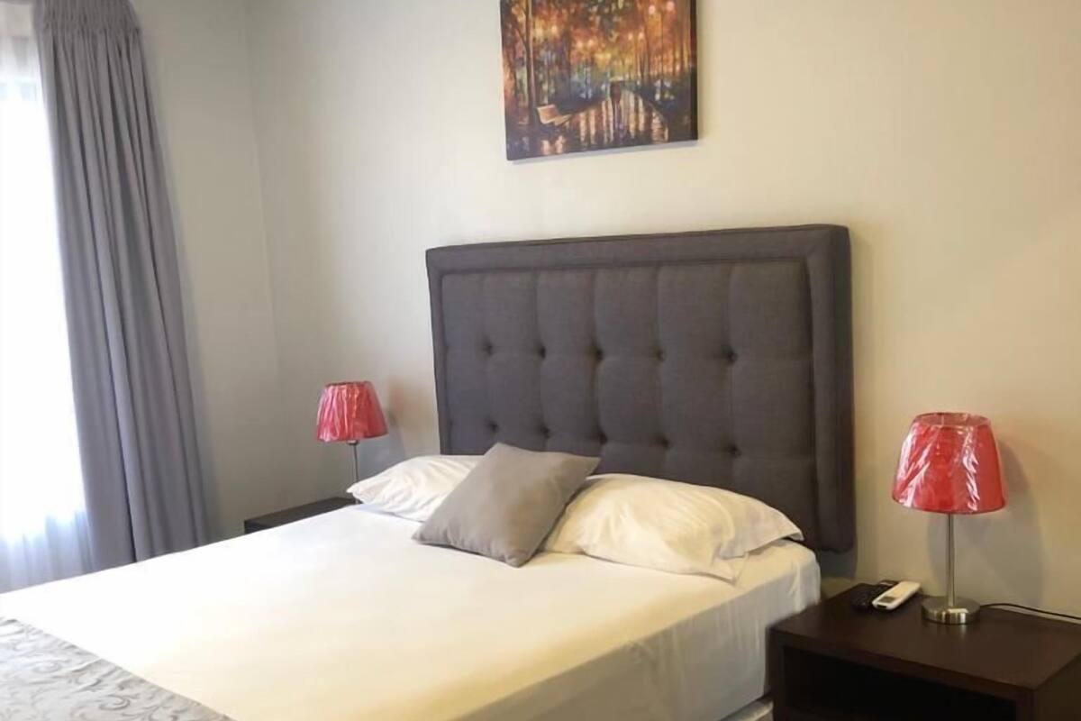Single Room, 1 Queen Bed, Mountain View | WiFi (free), bed sheets