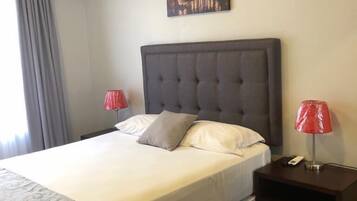 Single Room, 1 Queen Bed, Mountain View | Free WiFi, bed sheets