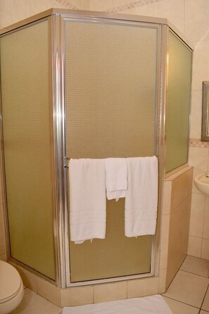 Triple Room, Multiple Beds, Mountain View | Bathroom