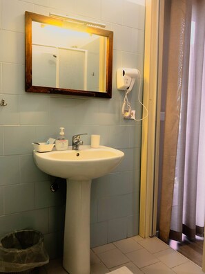Habitación cuádruple clásica | Baño | Regadera, regadera tipo lluvia, amenidades de baño gratuitas 
