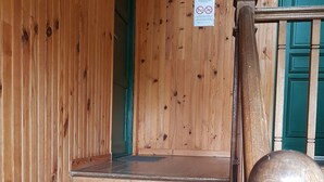 A wooden staircase with a handrail and a green door at the top. - "FACING THE SEA" VEULETTES SUR MER APARTMENT (Veulettes-sur-Mer)