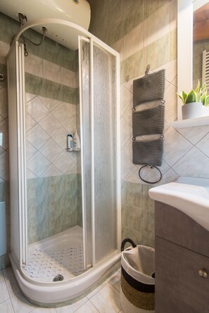 Appartement, 1 slaapkamer | Badkamer met douche